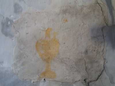 Rimuovendo parte dell'intonaco che riveste la mura in tufo sono emersi alcuni disegni che rappresentano anfore gialle